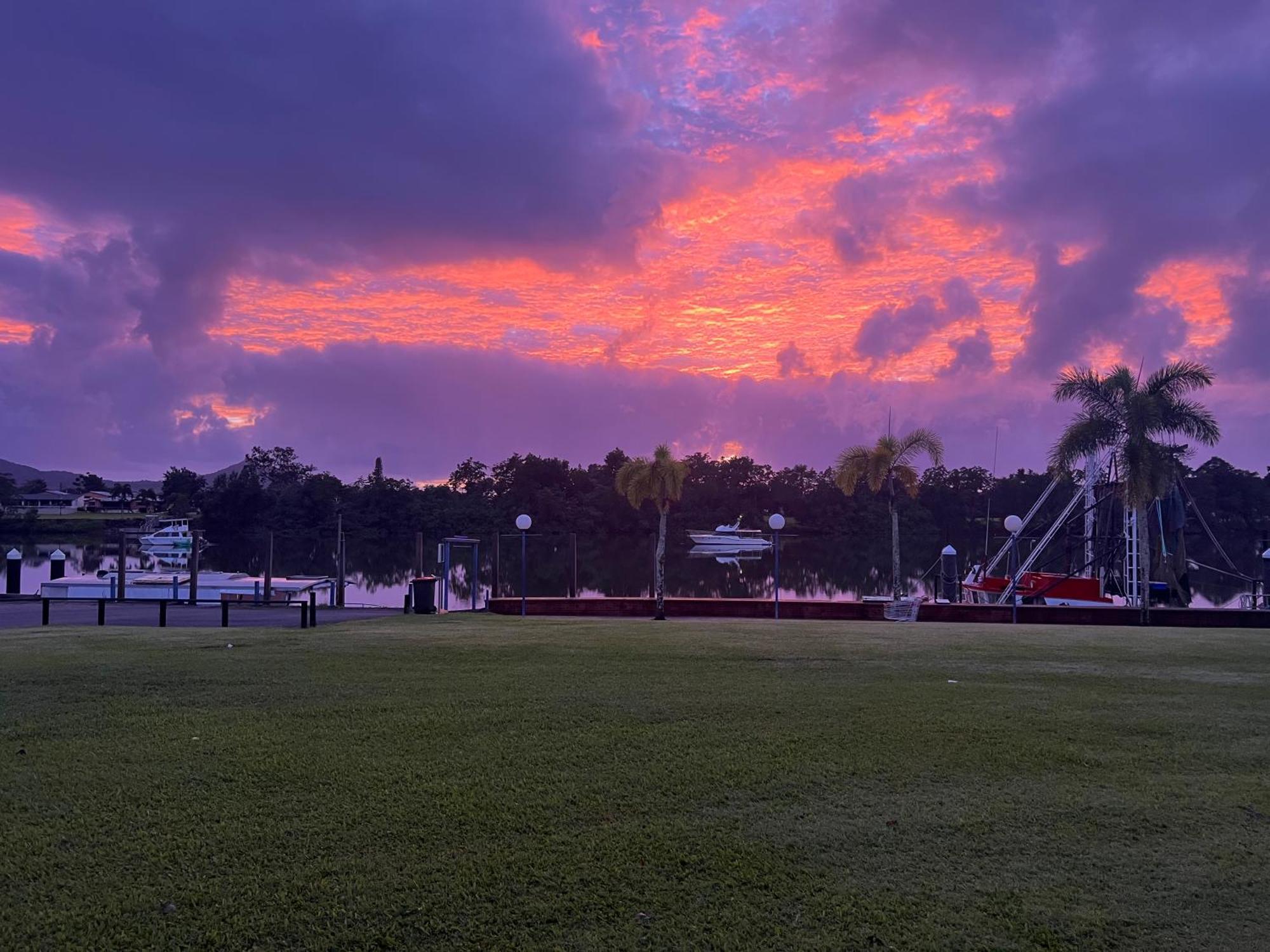 Innisfail Riverfront Motel ภายนอก รูปภาพ